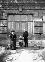 Bates family outside the office of Klemantaski, Bates & Co. Ltd., February 1913.